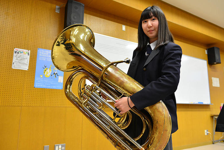 【Ｂ♭チューバ ロータリー式】へこみやキズが激しいチューバ。新入生を迎えることが不安です...